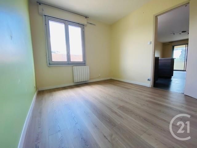 Afficher la photo en grand appartement à louer - 2 pièces - 37.9 m2 - SIX FOURS LES PLAGES - 83 - PROVENCE-ALPES-COTE-D-AZUR - Century 21 Agence Du Bord De Mer