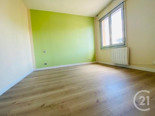 Afficher la photo en grand appartement à louer - 2 pièces - 37.9 m2 - SIX FOURS LES PLAGES - 83 - PROVENCE-ALPES-COTE-D-AZUR - Century 21 Agence Du Bord De Mer
