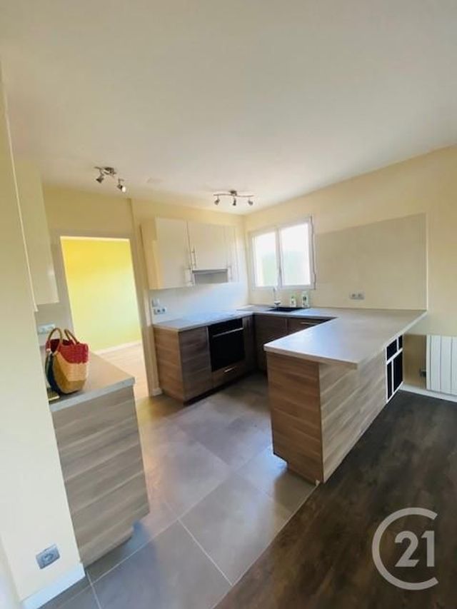 Afficher la photo en grand appartement à louer - 2 pièces - 37.9 m2 - SIX FOURS LES PLAGES - 83 - PROVENCE-ALPES-COTE-D-AZUR - Century 21 Agence Du Bord De Mer
