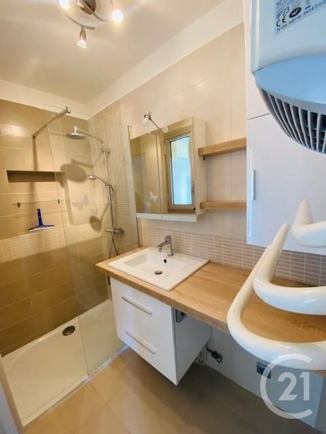 Afficher la photo en grand appartement à louer - 2 pièces - 37.9 m2 - SIX FOURS LES PLAGES - 83 - PROVENCE-ALPES-COTE-D-AZUR - Century 21 Agence Du Bord De Mer