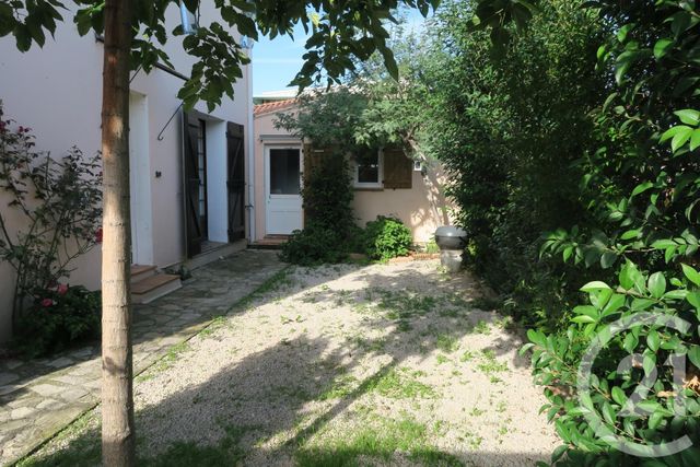Afficher la photo en grand Appartement F2 à louer - 2 pièces - 35.0 m2 - SIX FOURS LES PLAGES - 83 - PROVENCE-ALPES-COTE-D-AZUR - Century 21 Agence Du Bord De Mer