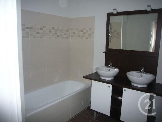 Afficher la photo en grand Appartement F3 à louer - 3 pièces - 62.13 m2 - LA SEYNE SUR MER - 83 - PROVENCE-ALPES-COTE-D-AZUR - Century 21 Agence Du Bord De Mer