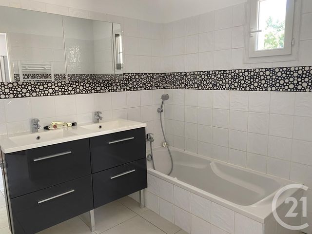 maison à louer - 3 pièces - 81.0 m2 - OLLIOULES - 83 - PROVENCE-ALPES-COTE-D-AZUR - Century 21 Agence Du Bord De Mer