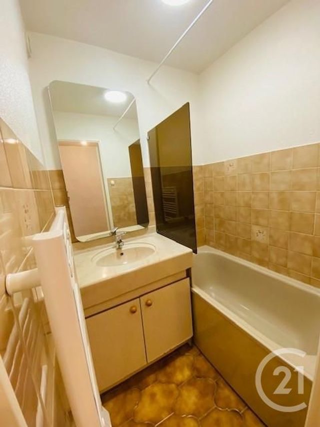 Appartement F1 à louer - 1 pièce - 22.0 m2 - SIX FOURS LES PLAGES - 83 - PROVENCE-ALPES-COTE-D-AZUR - Century 21 Agence Du Bord De Mer