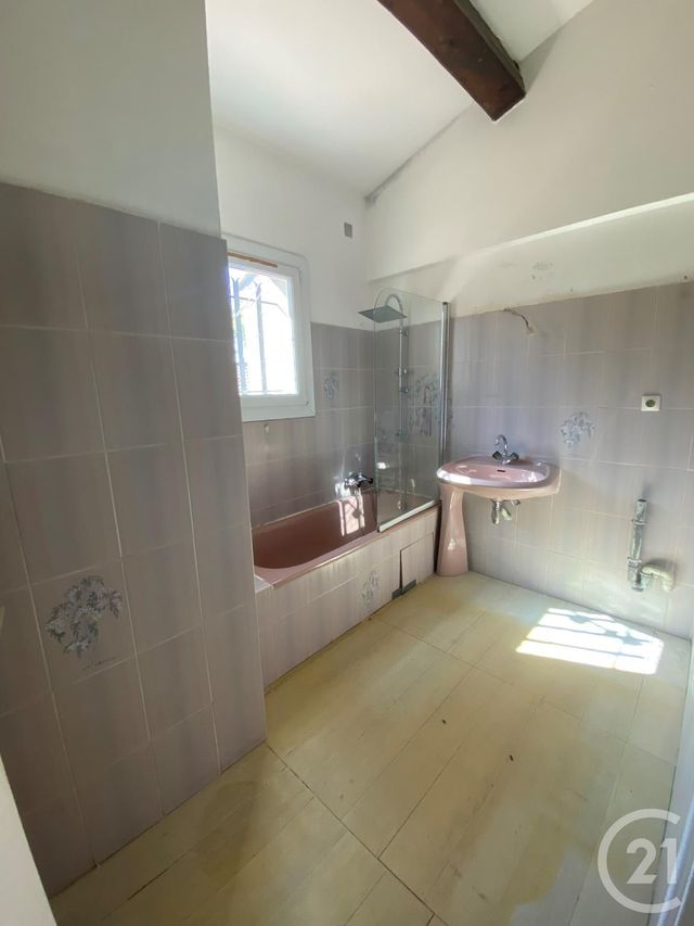 Appartement à louer - 2 pièces - 45.4 m2 - SIX FOURS LES PLAGES - 83 - PROVENCE-ALPES-COTE-D-AZUR - Century 21 Agence Du Bord De Mer